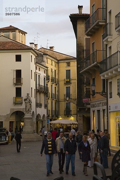 Touristen zu Fuß unterwegs  Vicenza  Venetien  Italien