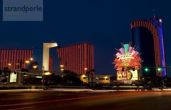 Beleuchtet Schild und Hotels bei Nacht  Rio Hotel  Las Vegas  Nevada  USA