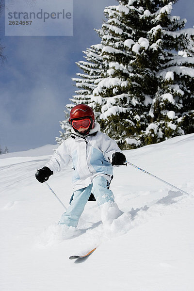 Junges Mädchen beim Skifahren