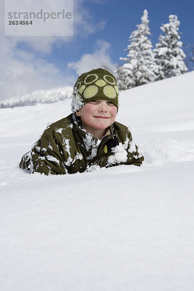 Portrait des Jungen im Schnee
