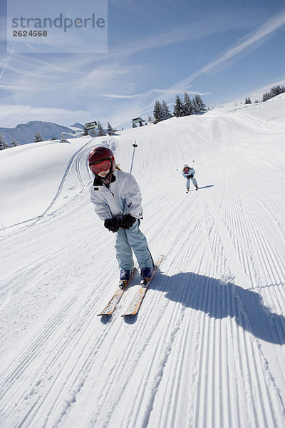Zwei Mädchen beim Skifahren