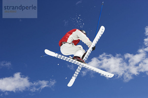 Skifahrer beim Sprungtrick