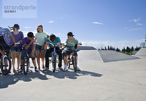 Gruppe von Jugendlichen im Bikepark