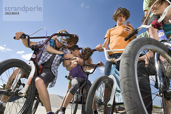 Gruppe von Jugendlichen auf Fahrrädern