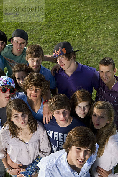 Teenager-Gruppenportrait auf Gras stehend