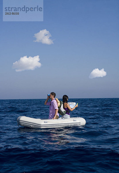 Verlorenes Paar auf einem kleinen Boot