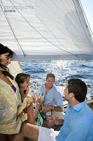 Zwei Paare Champagner auf dem Segelboot