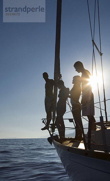 Zwei Paare auf Segelboot Sonnenuntergang