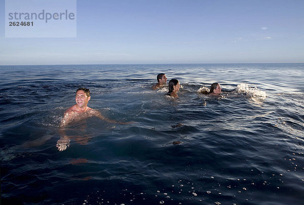 Menschen schwimmen im offenen Meer