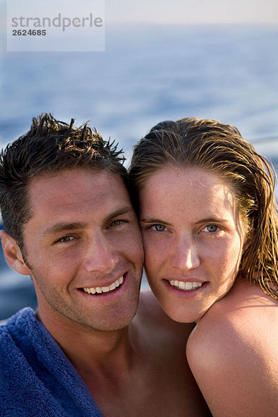 Porträt eines jungen Paares am Strand