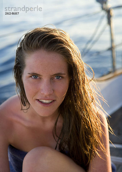 Porträt einer jungen Frau auf dem Boot