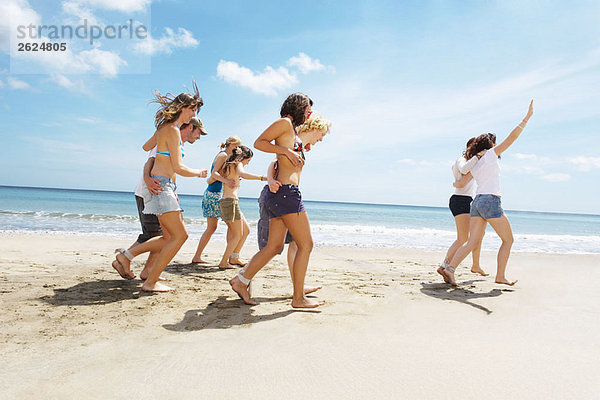 Gruppe bei einem Rennen am Strand