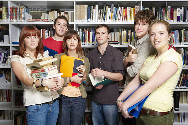 Jugendgruppe in einer Bibliothek