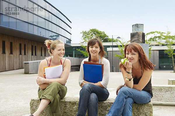 Drei junge Frauen auf dem Campus