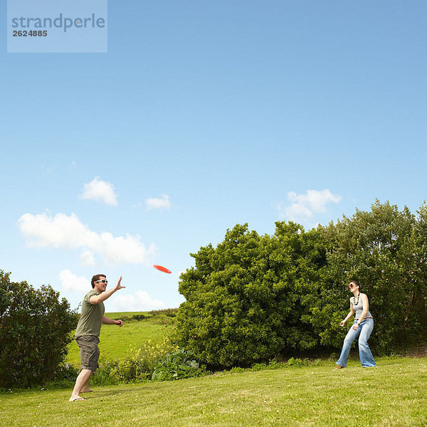 Paar spielt Frisbee