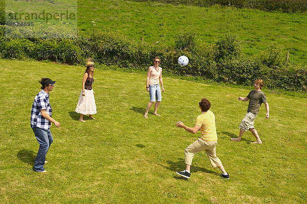 Gruppe von fünf Personen beim Fußballspielen