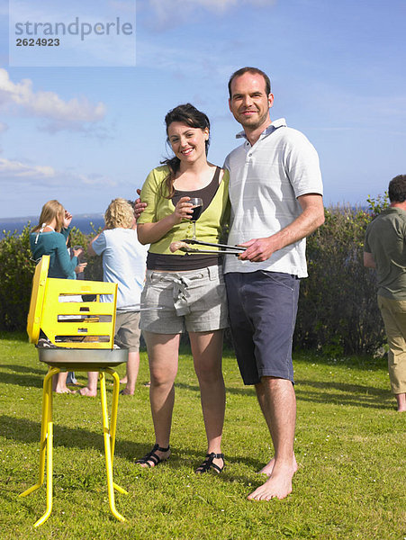 Mann und Frau beim Grillen