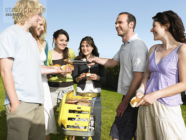 Gruppe von Menschen rund ums Grillen