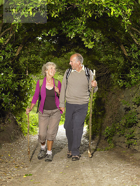 Seniorenpaar Wandern