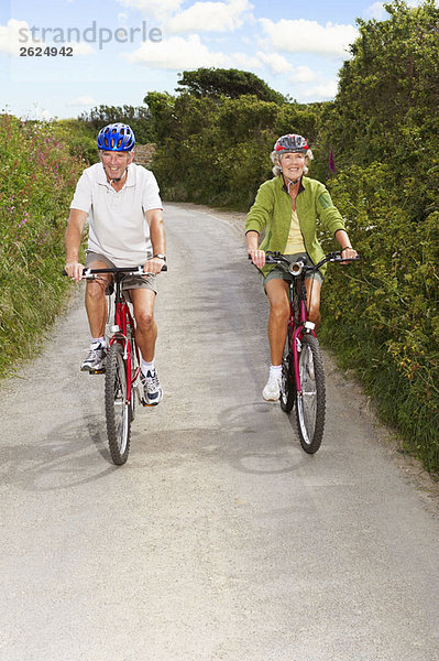 Seniorenpaar Radfahren auf dem Landweg
