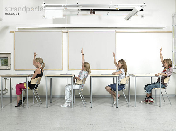 Vier Schüler in einem Klassenzimmer
