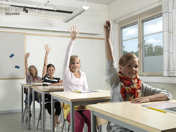 Vier Schüler in einem Klassenzimmer