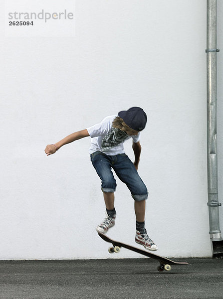 Junge mit Skateboard