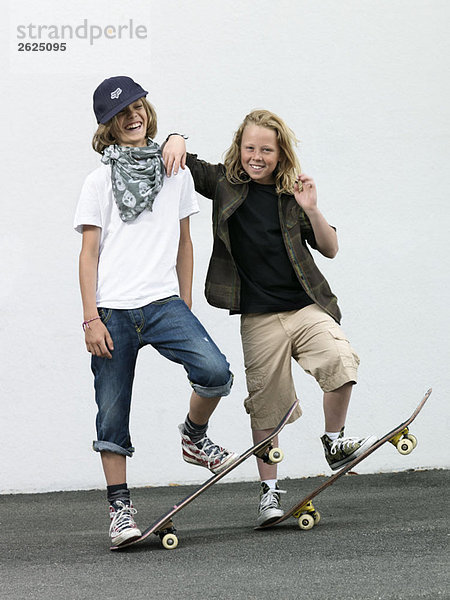 Zwei Jungen mit Skateboards