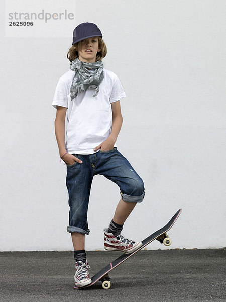 Junge mit Skateboard