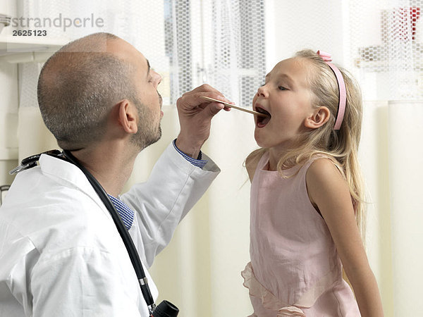 Arzt untersuchendes Mädchen