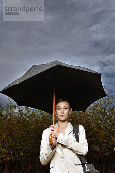 Frau unter einem Regenschirm