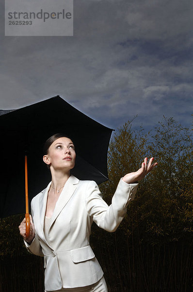 Frau unter einem Regenschirm