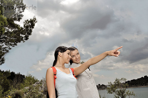 Zwei Frauen mit Blick auf den Horizont