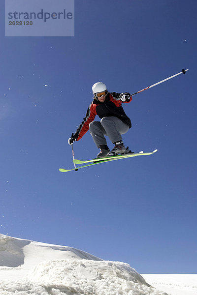 Italien  Tirol  Monte Rosa  Freeride  Mann auf Skiern springen
