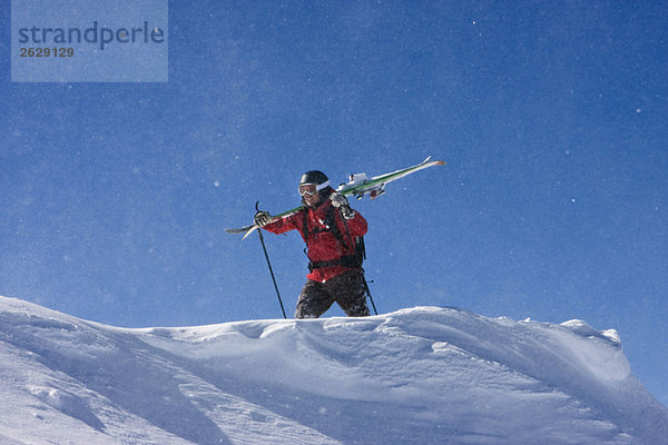 Österreich  Tirol  Zillertal  Gerlos  Freeride  Mann mit Skiern über den Schultern