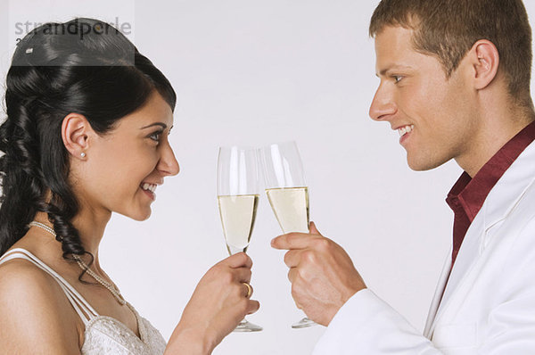 Brautpaar mit Champagner  Portrait