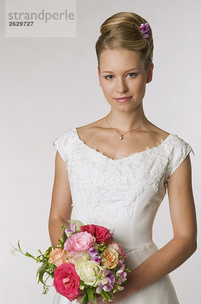 Junge Braut mit Brautstrauß  Portrait