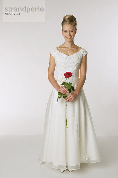 Junge Braut mit einer Rose  lächelnd  Portrait