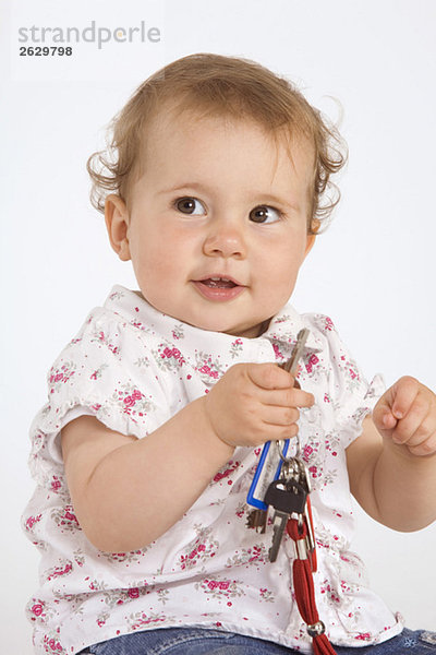 Baby Girl (1-2) spielt mit Schlüsselbund