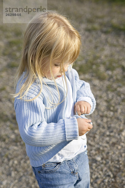 Kleines Mädchen (3-4) mit Strickjacke
