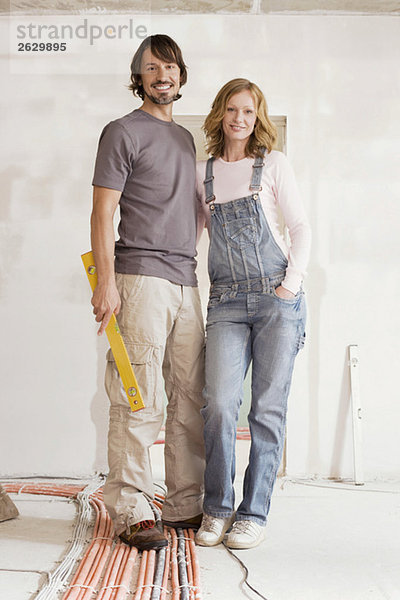 Junges Paar in einem unvollendeten Gebäude  Portrait