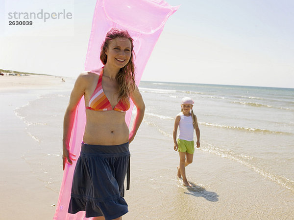 Deutschland  Ostsee  Mutter und Tochter (6-7) beim Strandspaziergang