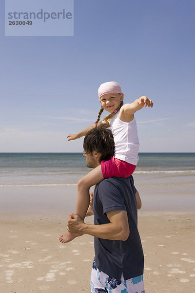 Deutschland  Ostsee  Vater mit Tochter (6) auf den Schultern