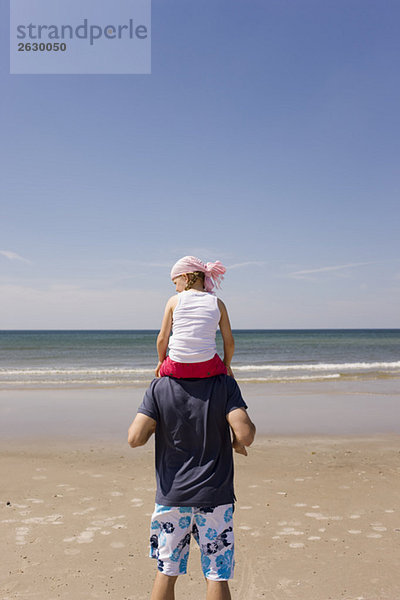 Deutschland  Ostsee  Vater mit Tochter (6) auf den Schultern  Rückansicht