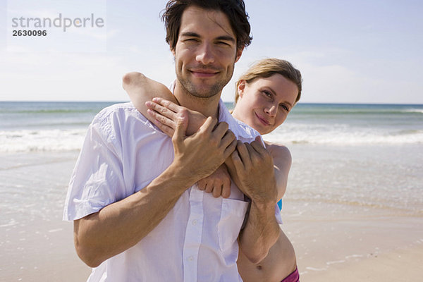 Deutschland  Ostsee  Junges Paar am Strand  Portrait