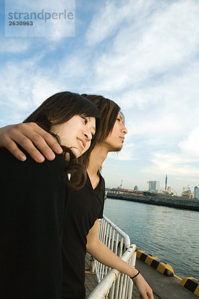 Junges Paar am Hafen stehend  Blick auf die Aussicht