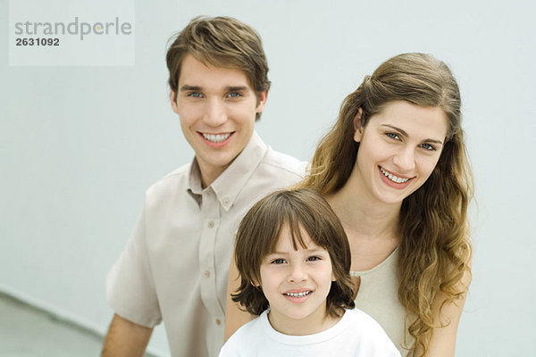 Familie lächelt vor der Kamera  Porträt