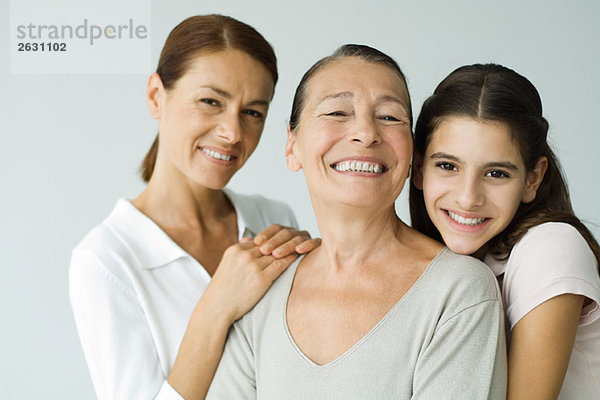 Mehrgenerationen-Familie lächelt vor der Kamera  Porträt