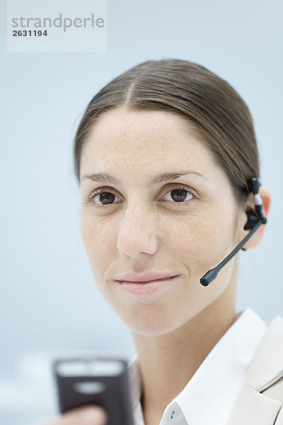 Junge Frau mit Kopfhörer  lächelnd  Portrait