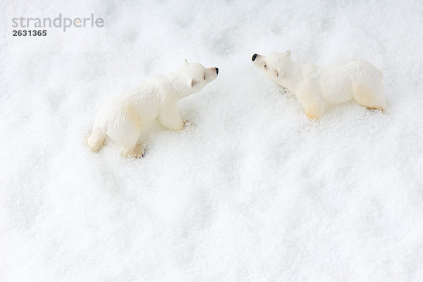 Spielzeug Eisbären im Schnee  Draufsicht